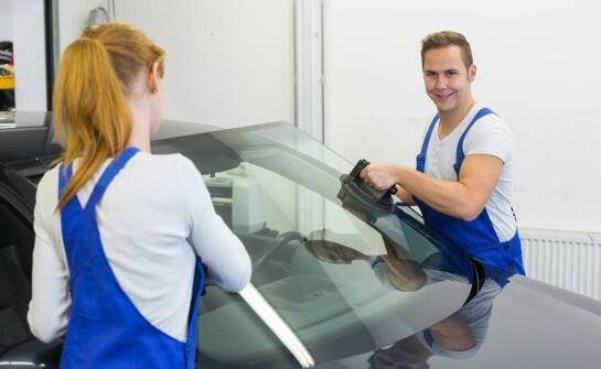 Szkło samochodowe – znaczenie jakości szyb i dostępność części zamiennych