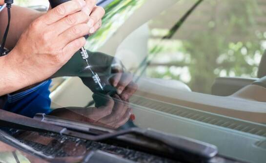 Zakładanie szyb w pojazdach – jak wygląda montaż i co warto wiedzieć?