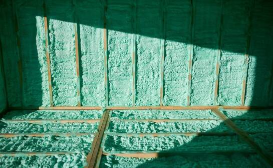 Izolacja pozioma – skuteczne zabezpieczenie budynków przed wilgocią i wodą