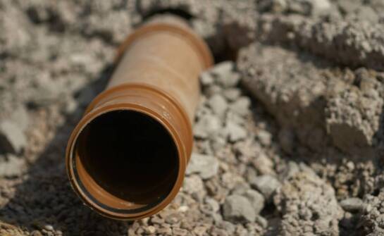 Zaprawa wyrównująca – zastosowania, właściwości i najważniejsze zalety