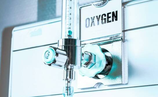 Kto może korzystać z przenośnych koncentratorów tlenu i jak działają te urządzenia?