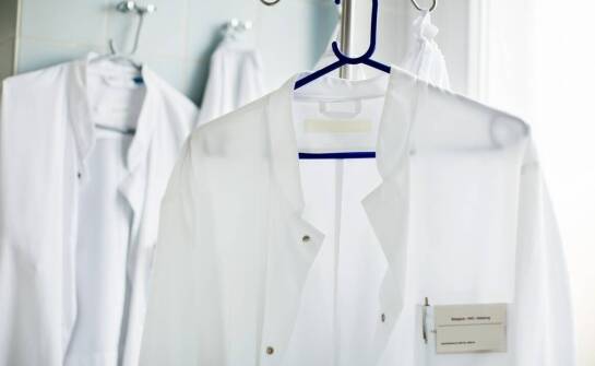Odzież medyczna – rodzaje, zastosowania i trendy w ubraniach dla personelu