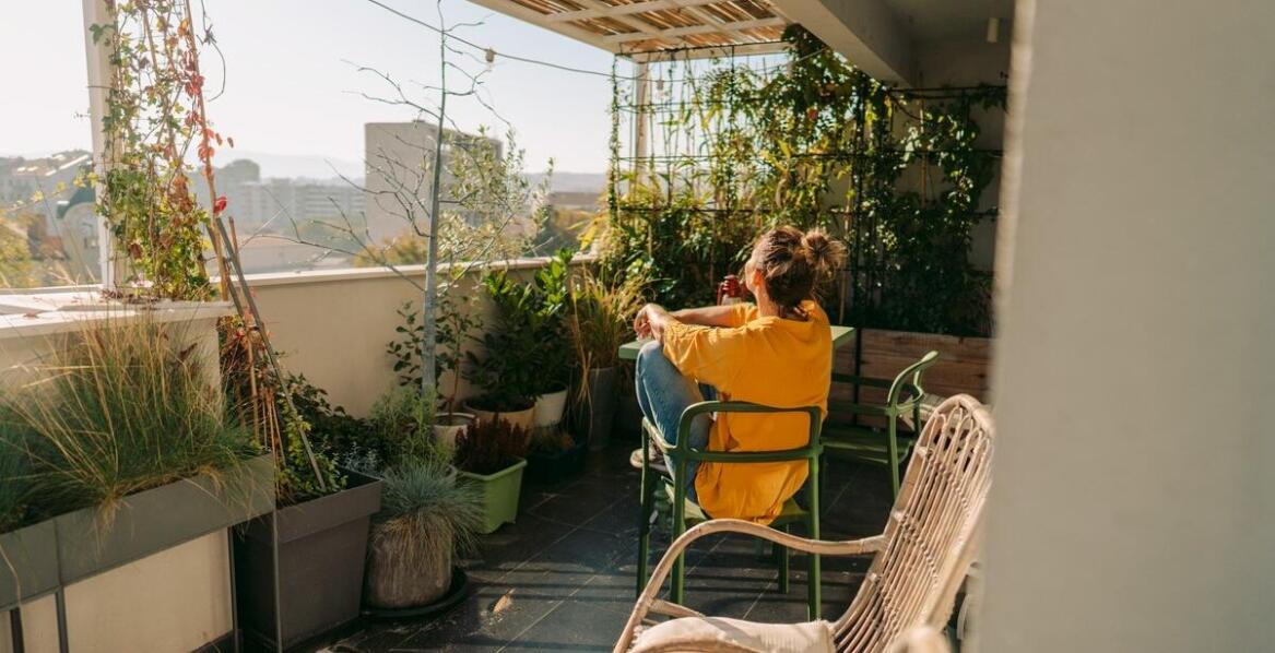Balkonik z siedziskiem – wsparcie w codziennym poruszaniu się i odpoczynku