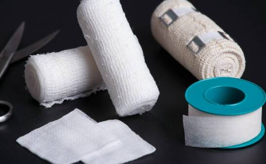 Bandaż elastyczny samoprzylepny – zastosowanie, zalety i praktyczne wskazówki