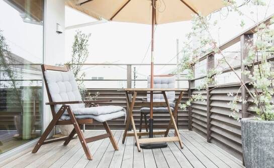 Komu może się przydać balkonik z siedziskiem i jakie daje możliwości?