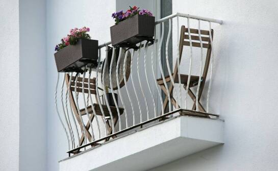 Balkonik z siedziskiem – jakie funkcje oferuje i na co zwrócić uwagę?