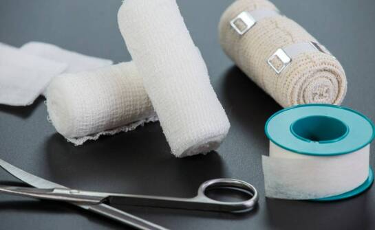 Elastyczny bandaż samoprzylepny – kluczowe informacje i najważniejsze zastosowania