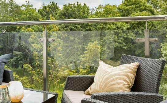 Balkonik rehabilitacyjny – jak ułatwia codzienne funkcjonowanie osobom w różnym wieku