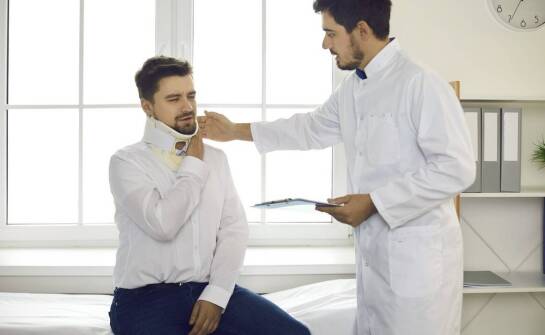 Bluzy medyczne męskie – trendy, materiały i praktyczne rozwiązania