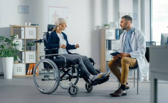 Chodzik rehabilitacyjny z siedziskiem – funkcje, korzyści i zastosowanie