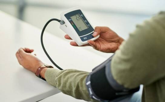 Ciśnieniomierz naramienny z zasilaczem – jak działa i jakie daje możliwości
