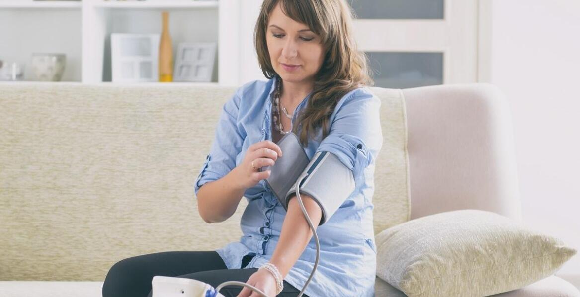 Ciśnieniomierz naramienny z zasilaczem – najważniejsze cechy i zastosowania