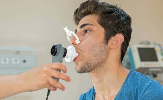 Inhalator pneumatyczno-tłokowy – jak wybrać i jakie są jego zalety