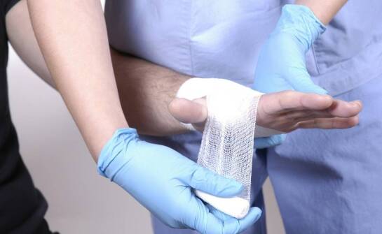 Kompresy włókninowe – kiedy stosować i czym różnią się od gazowych?