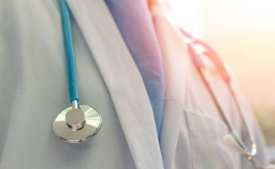 Bluzy medyczne męskie – jakie cechy wyróżniają idealny strój do pracy?