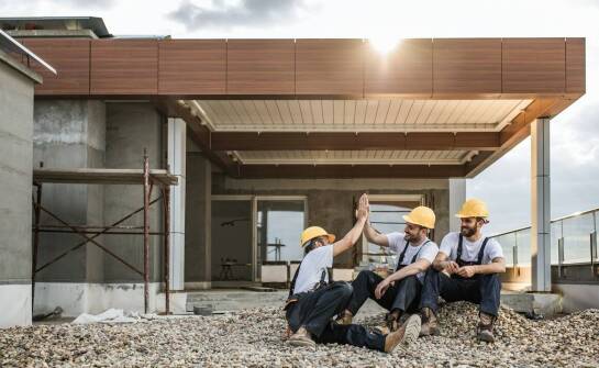 Co obejmuje pełna obsługa budowy domu i jak przebiega taki proces?