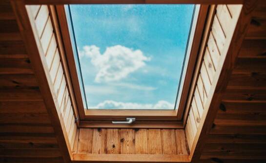 Okno wyłazowe Designo R3 – praktyczne rozwiązanie do bezpiecznego wyjścia na dach