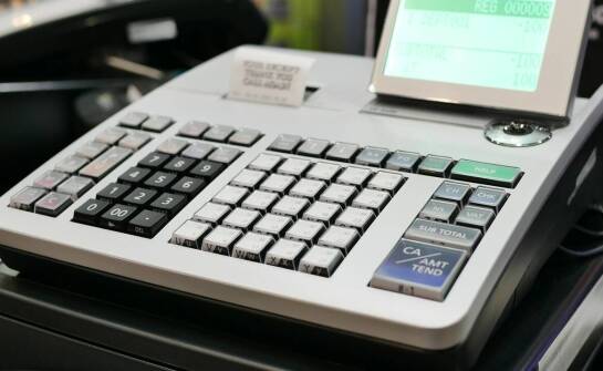 Kasy fiskalne – zasady działania, zastosowanie i najnowsze funkcje urządzeń
