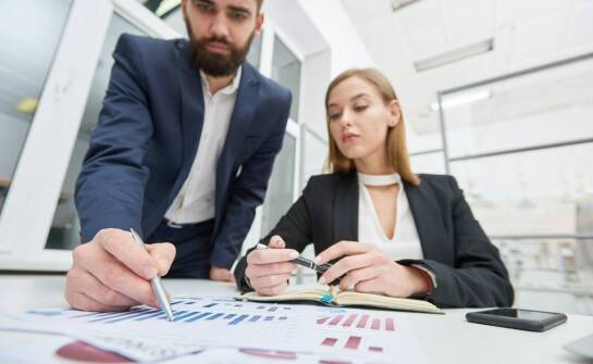 Kadry i płace w firmie – najważniejsze zmiany oraz praktyczne wskazówki