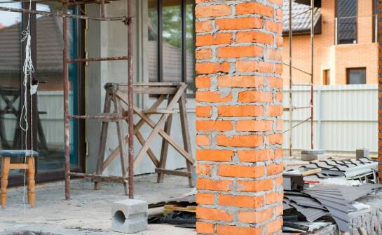 Budowa kominka krok po kroku – najważniejsze informacje i praktyczne wskazówki