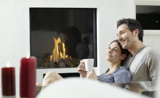 Kominki gazowe – jak działają i jakie możliwości oferują w aranżacji wnętrz