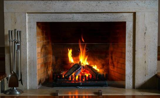 Montaż kominka w domu – najważniejsze informacje, zasady i możliwości