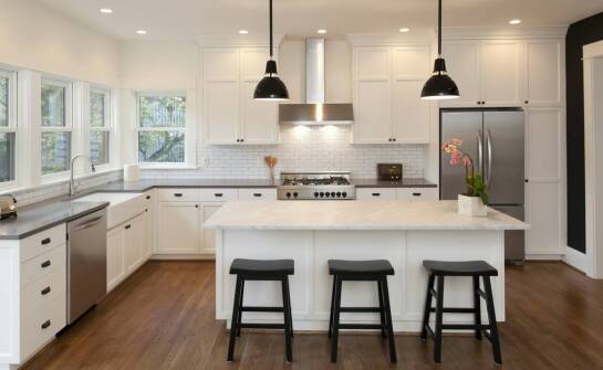 Nowoczesne aranżacje kuchni szytych na miarę – trendy i inspiracje 2024