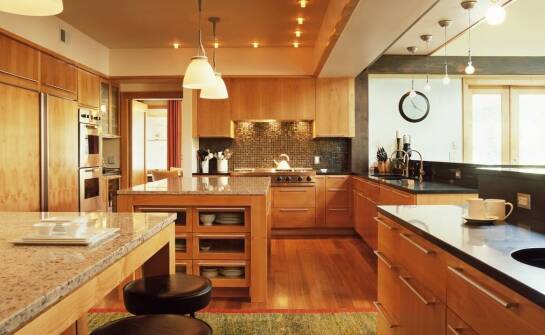 Oryginalny stolik ze skrzynek drewnianych – praktyczne pomysły i aranżacje