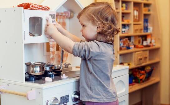 Kreatywne pomysły na kuchnię na miarę – inspiracje, materiały i wykończenia