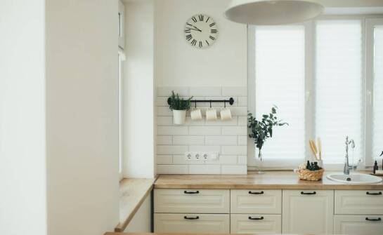 Kuchnie na wymiar – sprawdzone pomysły na funkcjonalne i estetyczne wnętrze