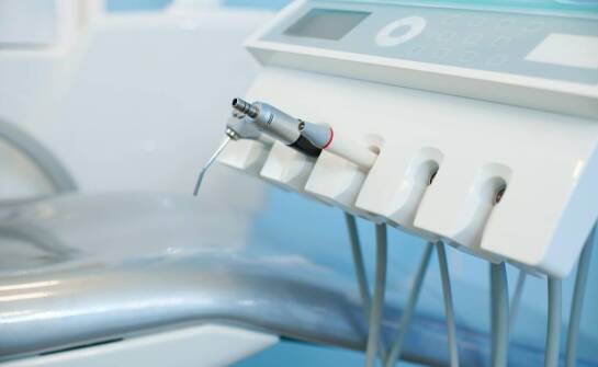 Rodzaje aparatów ortodontycznych – jak wybrać rozwiązanie dopasowane do potrzeb