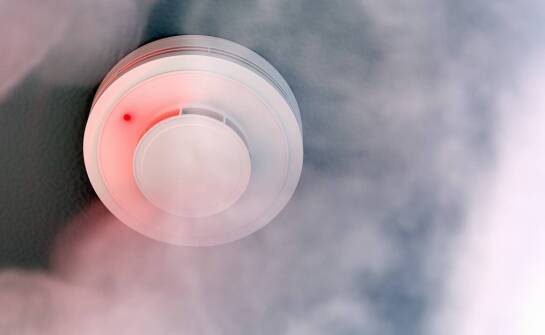 Czujniki dymu i czadu – zasada działania oraz korzyści z montażu