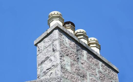 Jak działają kominy koncentryczne i kiedy warto je stosować w instalacjach