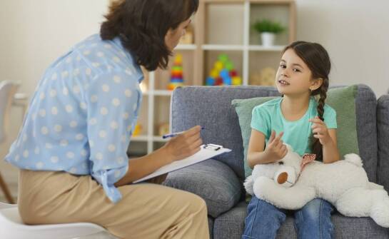 Czy wizyta u psychologa dziecięcego wymaga obecności rodzica?