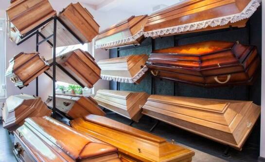 Jak wybrać odpowiednią trumnę – najważniejsze informacje i porady