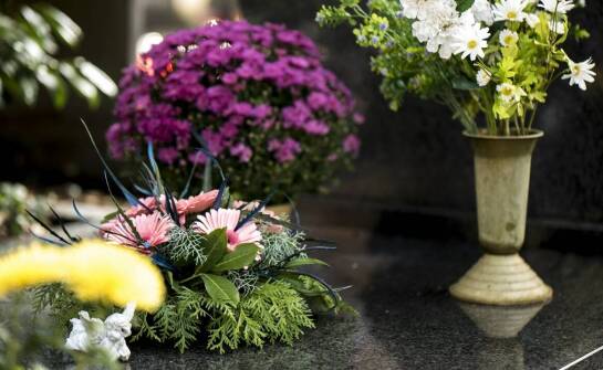 Wiązanki pogrzebowe – rodzaje, symbolika i tradycje pożegnania zmarłych