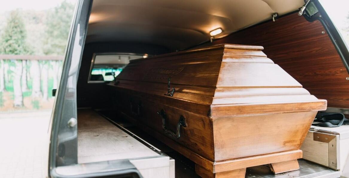 Transport zmarłych – etapy, wymogi i ważne informacje przy organizacji