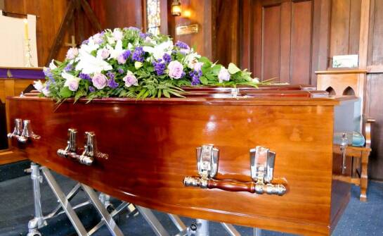 Jak wygląda ceremonia pogrzebowa i jakie są jej najważniejsze elementy?