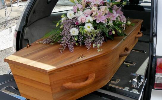 Transport zmarłych – jakie są możliwości i najważniejsze zasady postępowania