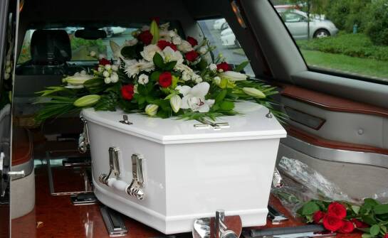 Transport zwłok – zasady postępowania, wymagane dokumenty i koszty usług