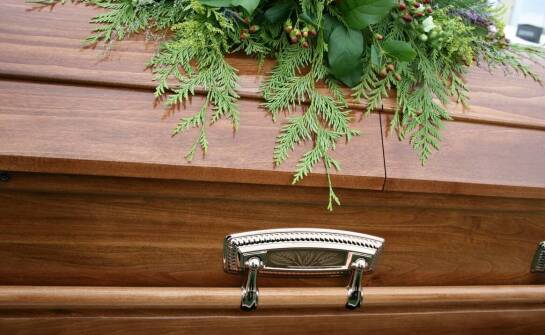 Rodzaje trumien – materiały, wzory i tradycje związane z pochówkiem