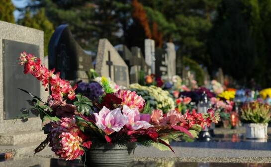 Wiązanki pogrzebowe – znaczenie, kompozycje i tradycje florystyczne