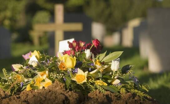 Wieńce pogrzebowe – znaczenie, wybór i najważniejsze rodzaje kompozycji
