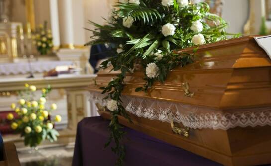 Na czym polega kremacja zwłok? Najważniejsze fakty i aspekty organizacji