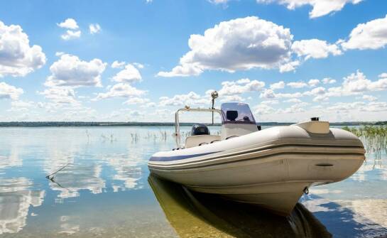 Wszystko, co warto wiedzieć o wypożyczaniu motorówek na Mazurach