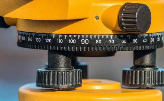 Jak zapewnić dokładność pomiarów? Rola wzorcowania multimetrów w praktyce