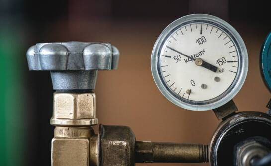 Jak przebiega proces wzorcowania ciśnieniomierzy i jakie ma znaczenie w pomiarach