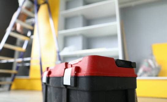 Jak działa samoobsługowy magazyn i kiedy opłaca się z niego korzystać?