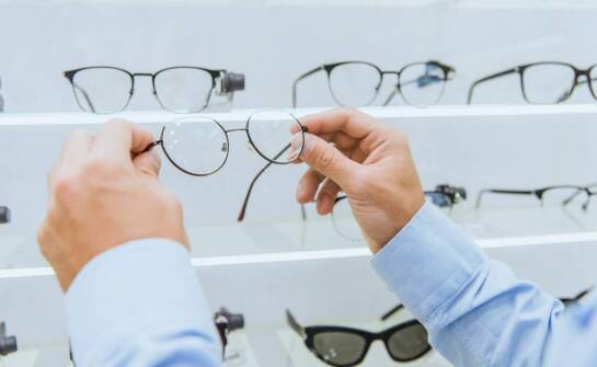 Jak dobrać oprawki okularowe do kształtu twarzy i potrzeb wzroku?