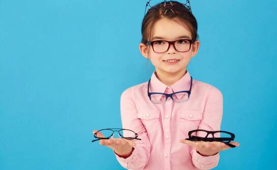 Okulary dla najmłodszych – jak dopasować szkła i oprawki do potrzeb dzieci